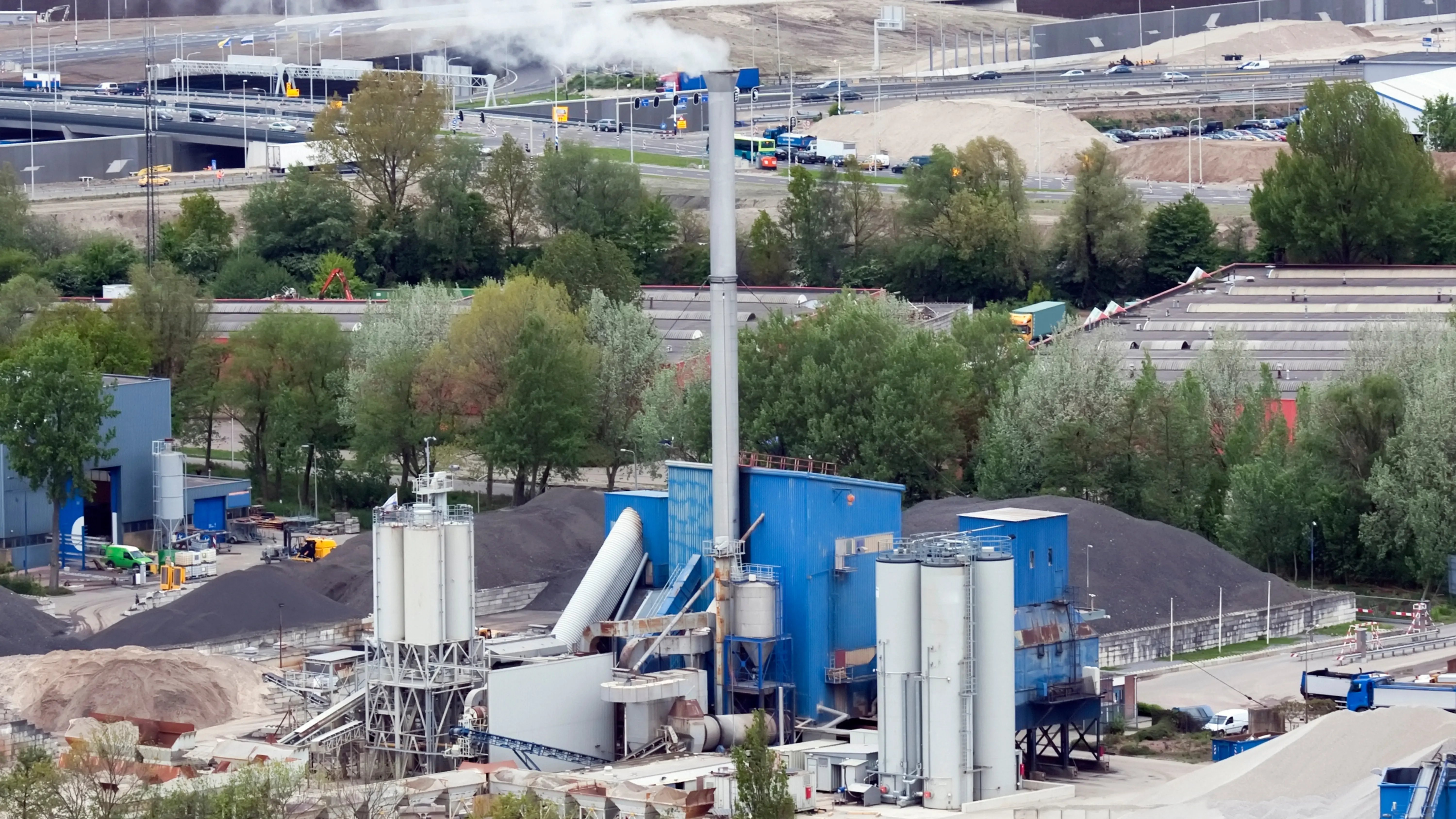 A photo of an asphalt manufacturing plant